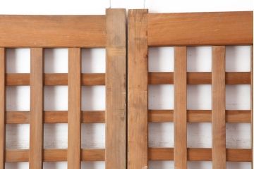 アンティーク建具　戸車付き　ヒノキ材　木のぬくもりあふれる素通しの格子戸2枚セット(蔵戸、引き戸、建具、玄関戸)(R-040024)