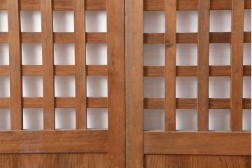 アンティーク建具　戸車付き　ヒノキ材　木のぬくもりあふれる素通しの格子戸2枚セット(蔵戸、引き戸、建具、玄関戸)(R-040024)
