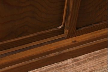 ヴィンテージ家具　工芸家具　高級杉材　味のある木の質感と力強い杢目が魅力の飾り棚(茶棚、収納棚、戸棚、ビンテージ)(R-040026)