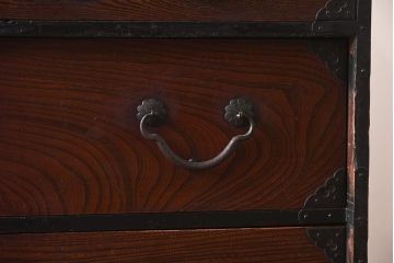 アンティーク家具　明治期　前面ケヤキ材　閂(かんぬき)付き　菊の意匠金具が目を惹く仙台箪笥(衣裳箪笥、時代箪笥)(R-040049)