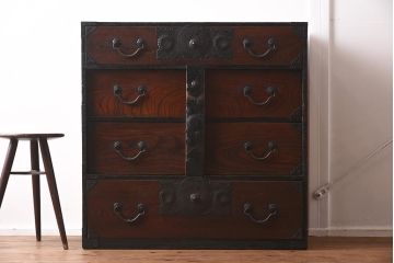 アンティーク家具　明治期　前面ケヤキ材　閂(かんぬき)付き　菊の意匠金具が目を惹く仙台箪笥(衣裳箪笥、時代箪笥)(R-040049)