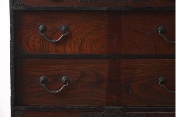 アンティーク家具　明治期　前面ケヤキ材　閂(かんぬき)付き　菊の意匠金具が目を惹く仙台箪笥(衣裳箪笥、時代箪笥)(R-040049)