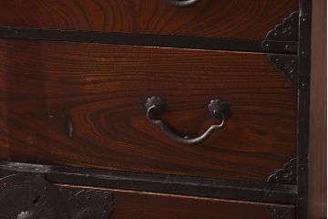 アンティーク家具　明治期　前面ケヤキ材　閂(かんぬき)付き　菊の意匠金具が目を惹く仙台箪笥(衣裳箪笥、時代箪笥)(R-040049)