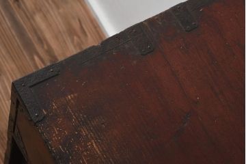 アンティーク家具　明治期　前面ケヤキ材　閂(かんぬき)付き　菊の意匠金具が目を惹く仙台箪笥(衣裳箪笥、時代箪笥)(R-040049)