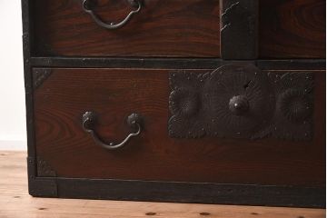 アンティーク家具　明治期　前面ケヤキ材　閂(かんぬき)付き　菊の意匠金具が目を惹く仙台箪笥(衣裳箪笥、時代箪笥)(R-040049)