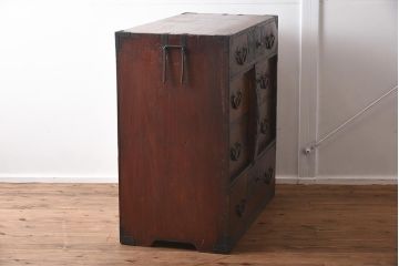 アンティーク家具　明治期　前面ケヤキ材　閂(かんぬき)付き　菊の意匠金具が目を惹く仙台箪笥(衣裳箪笥、時代箪笥)(R-040049)