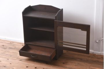 アンティーク家具　レトロ家具　薄型で小振りな収納棚(キャビネット、本棚)(R-040053)