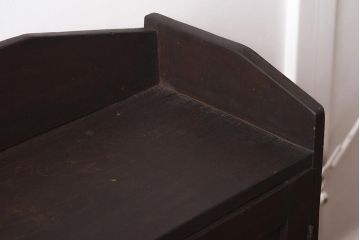 アンティーク家具　レトロ家具　薄型で小振りな収納棚(キャビネット、本棚)(R-040053)