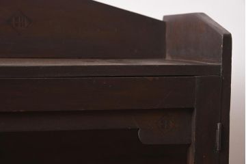 アンティーク家具　レトロ家具　薄型で小振りな収納棚(キャビネット、本棚)(R-040053)