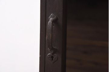 アンティーク家具　レトロ家具　薄型で小振りな収納棚(キャビネット、本棚)(R-040053)