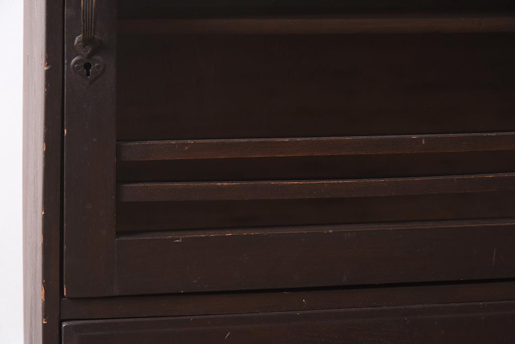 アンティーク家具　レトロ家具　薄型で小振りな収納棚(キャビネット、本棚)(R-040053)