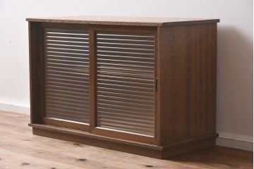 アンティーク家具　昭和初期　モールガラス入りのシンプルな戸棚(収納棚、キャビネット)(R-040055)