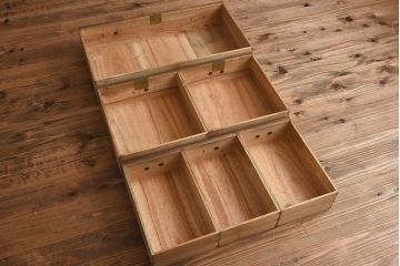 アンティーク家具　和製アンティーク　昭和初期　総楠木材(クスノキ)　指物家具　上手物　レトロな佇まいが可愛らしい小箪笥(引き出し、収納棚、戸棚、小物収納)(R-040058)