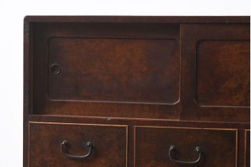 アンティーク家具　和製アンティーク　昭和初期　総楠木材(クスノキ)　指物家具　上手物　レトロな佇まいが可愛らしい小箪笥(引き出し、収納棚、戸棚、小物収納)(R-040058)