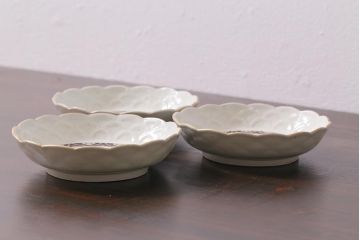 アンティーク雑貨　江戸明治期　白磁陽刻なます皿3枚セット(中皿、和食器)(R-040065)