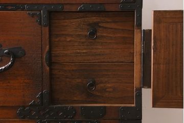 アンティーク家具　明治期　前面桐材　鶴亀図　上質な和の雰囲気漂う重ね箪笥(衣装箪笥、桐箪笥、桐たんす)(R-040072)