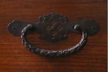 アンティーク家具　明治期　前面桐材　鶴亀図　上質な和の雰囲気漂う重ね箪笥(衣装箪笥、桐箪笥、桐たんす)(R-040072)