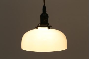 アンティーク照明　昭和初期　半月型のガラスシェードが和む空間を演出するペンダントライト(天井照明、吊り下げ照明)(R-040079)