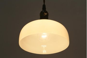 アンティーク照明　昭和初期　半月型のガラスシェードが和む空間を演出するペンダントライト(天井照明、吊り下げ照明)(R-040079)