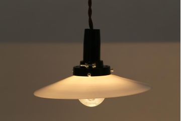 アンティーク照明　戦前　昔懐かしい白い平笠シェードの吊り下げ照明(天井照明、電笠、ペンダントライト)(R-040081)