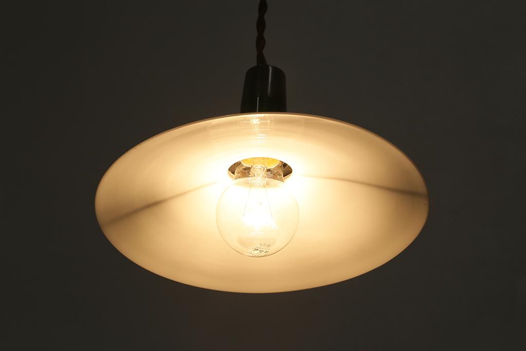 アンティーク照明　戦前　昔懐かしい白い平笠シェードの吊り下げ照明(天井照明、電笠、ペンダントライト)(R-040081)