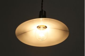 アンティーク照明　戦前　昔懐かしい白い平笠シェードの吊り下げ照明(天井照明、電笠、ペンダントライト)(R-040081)