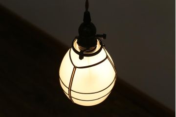 アンティーク照明　シンプルなラインが趣あるレトロな吊り下げ照明(天井照明、電笠、ペンダントライト)(R-040082)