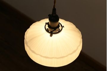 アンティーク照明　レトロなプレスガラスシェードのペンダントライト(天井照明)(R-040084)