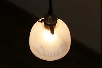 アンティーク照明　上品な雰囲気漂うオパールガラスのペンダントライト(天井照明、吊り下げ照明)(R-040085)