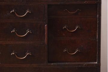 アンティーク家具　和製アンティーク　明治大正期　総ケヤキ材　玉杢　銅金具　赤みがかった色味がレトロな小箪笥(引き出し、小物収納)(R-040086)