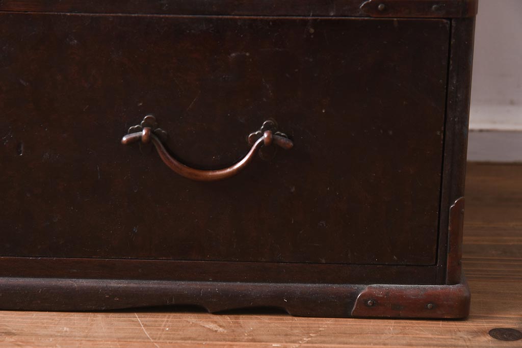 アンティーク家具　和製アンティーク　明治大正期　総ケヤキ材　玉杢　銅金具　赤みがかった色味がレトロな小箪笥(引き出し、小物収納)(R-040086)