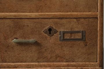 レトロ家具　昭和レトロ　昭和中期　ネームプレート付き　レトロな佇まいが魅力の小引き出し(小物収納、サイドチェスト)(R-040091)