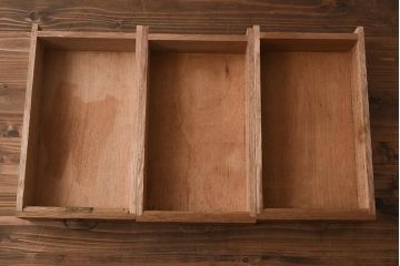 レトロ家具　昭和レトロ　昭和中期　素朴な風合いがレトロな小引き出し(小物収納、卓上収納)(R-040092)