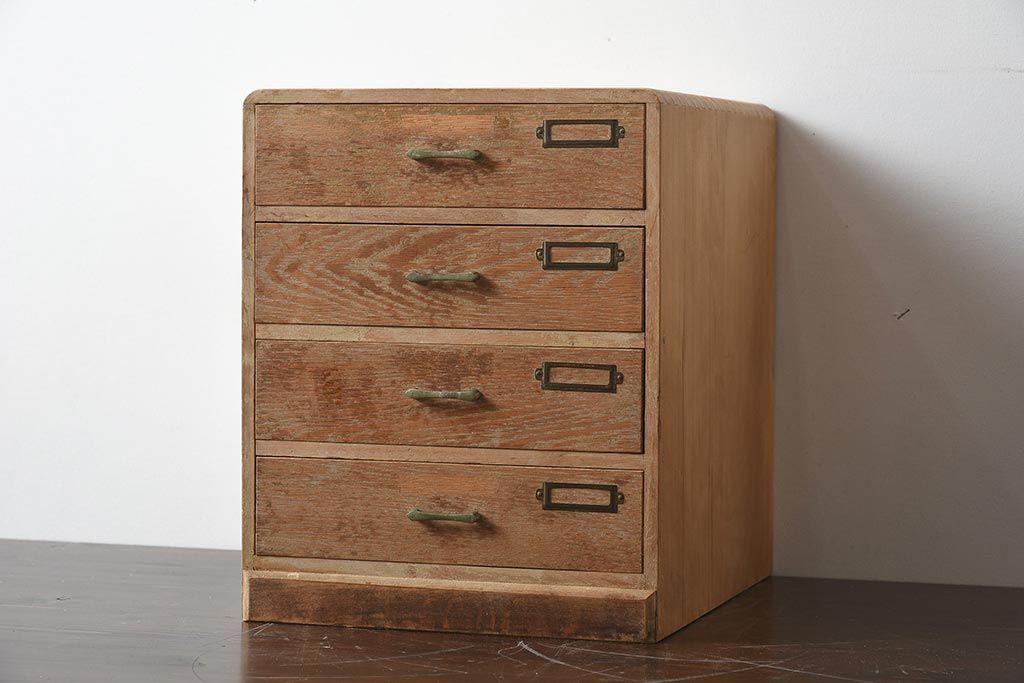 レトロ家具　昭和中期　ネームプレート付き　ナラ材　ナチュラルな雰囲気が魅力の小引出し(卓上収納、小物収納)(R-040094)