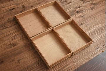 レトロ家具　昭和中期　ネームプレート付き　ナラ材　ナチュラルな雰囲気が魅力の小引出し(卓上収納、小物収納)(R-040094)