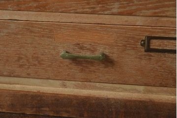 レトロ家具　昭和中期　ネームプレート付き　ナラ材　ナチュラルな雰囲気が魅力の小引出し(卓上収納、小物収納)(R-040094)