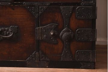 【簡易リペア限定品】アンティーク建具　江戸明治期　前面ケヤキ材　閂(かんぬき)付き　希少!和の雰囲気を高める時代物の岩谷堂箪笥(衣裳箪笥、時代箪笥、収納箪笥)(R-040099)