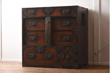 アンティーク家具　江戸明治期　前面ケヤキ材　閂(かんぬき)付き　希少!和の雰囲気を高める時代物の岩谷堂箪笥(衣裳箪笥、時代箪笥、収納箪笥)(R-040099)