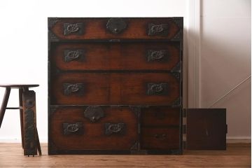 アンティーク家具　江戸明治期　前面ケヤキ材　閂(かんぬき)付き　希少!和の雰囲気を高める時代物の岩谷堂箪笥(衣裳箪笥、時代箪笥、収納箪笥)(R-040099)