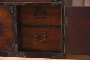 アンティーク家具　江戸明治期　前面ケヤキ材　閂(かんぬき)付き　希少!和の雰囲気を高める時代物の岩谷堂箪笥(衣裳箪笥、時代箪笥、収納箪笥)(R-040099)