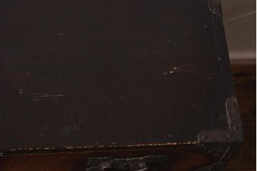 アンティーク家具　江戸明治期　前面ケヤキ材　閂(かんぬき)付き　希少!和の雰囲気を高める時代物の岩谷堂箪笥(衣裳箪笥、時代箪笥、収納箪笥)(R-040099)