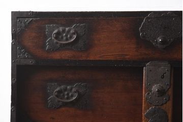 アンティーク家具　江戸明治期　前面ケヤキ材　閂(かんぬき)付き　希少!和の雰囲気を高める時代物の岩谷堂箪笥(衣裳箪笥、時代箪笥、収納箪笥)(R-040099)