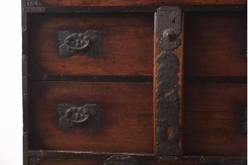 アンティーク家具　江戸明治期　前面ケヤキ材　閂(かんぬき)付き　希少!和の雰囲気を高める時代物の岩谷堂箪笥(衣裳箪笥、時代箪笥、収納箪笥)(R-040099)
