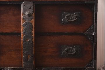 アンティーク家具　江戸明治期　前面ケヤキ材　閂(かんぬき)付き　希少!和の雰囲気を高める時代物の岩谷堂箪笥(衣裳箪笥、時代箪笥、収納箪笥)(R-040099)