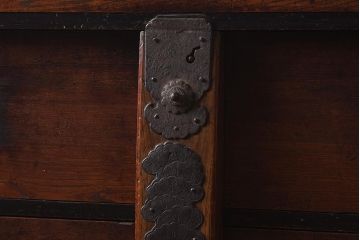 アンティーク家具　江戸明治期　前面ケヤキ材　閂(かんぬき)付き　希少!和の雰囲気を高める時代物の岩谷堂箪笥(衣裳箪笥、時代箪笥、収納箪笥)(R-040099)