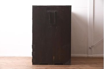 アンティーク家具　江戸明治期　前面ケヤキ材　閂(かんぬき)付き　希少!和の雰囲気を高める時代物の岩谷堂箪笥(衣裳箪笥、時代箪笥、収納箪笥)(R-040099)