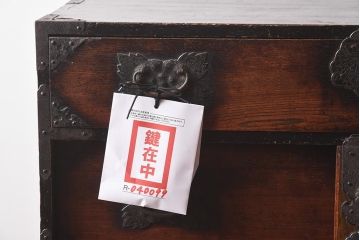 アンティーク家具　江戸明治期　前面ケヤキ材　閂(かんぬき)付き　希少!和の雰囲気を高める時代物の岩谷堂箪笥(衣裳箪笥、時代箪笥、収納箪笥)(R-040099)