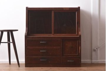 アンティーク家具　三方ケヤキ材　戸棚と引き出しが備わったレトロなキャビネット(収納棚)(R-040101)