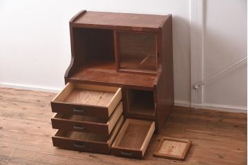アンティーク家具　三方ケヤキ材　戸棚と引き出しが備わったレトロなキャビネット(収納棚)(R-040101)