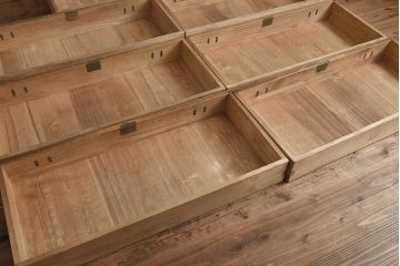 アンティーク家具　昭和初期　総桐材　味わい深い風合いのシンプルな重ね箪笥(衣裳箪笥、時代箪笥、桐箪笥、桐たんす)(R-040102)